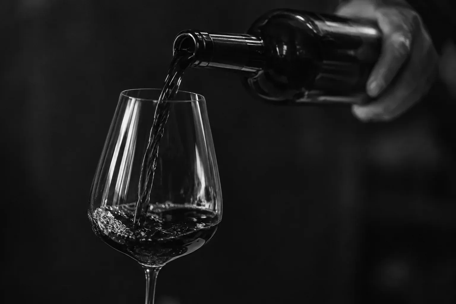 Wein wird in ein Glas eingeschenkt, Stimmungsbild